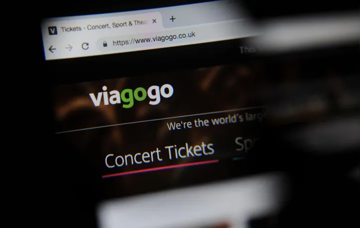 Celular mostrando a Plataforma Viagogo