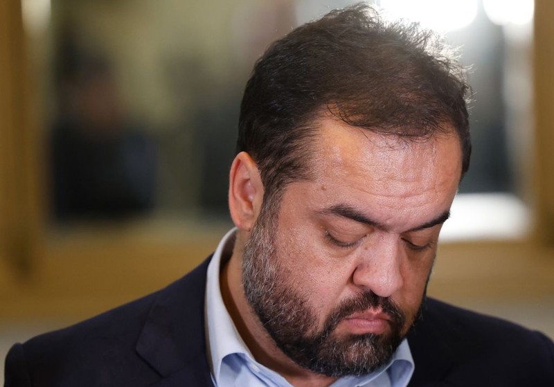 Cláudio Castro com semblante triste