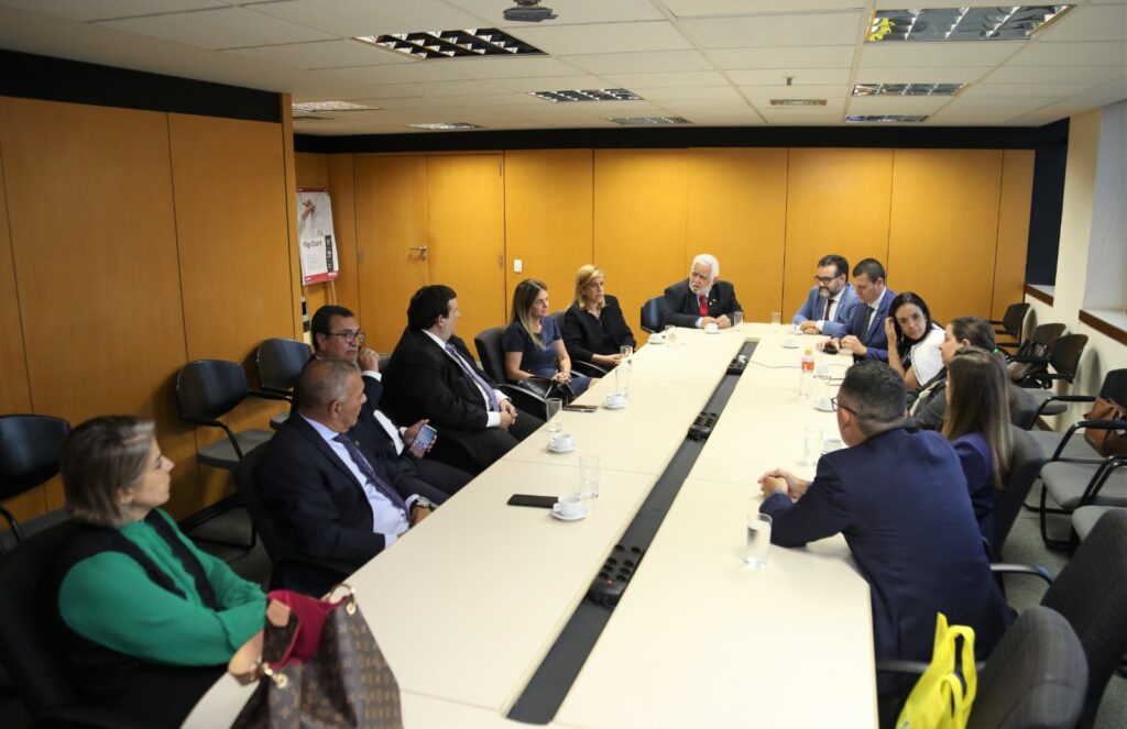 representantes da OAB e do BB reunidos em torno de uma mesa