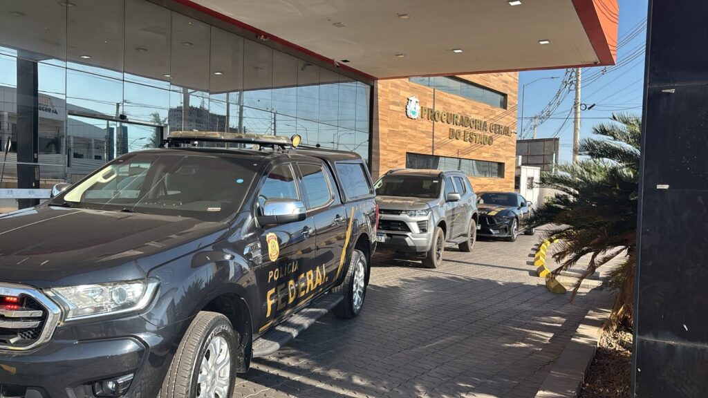 carro da PF em operação de busca e apreensão no TJMT