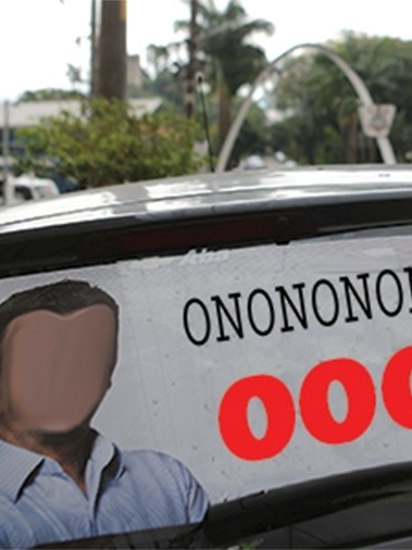 Adesivos usados em carros durante eleições