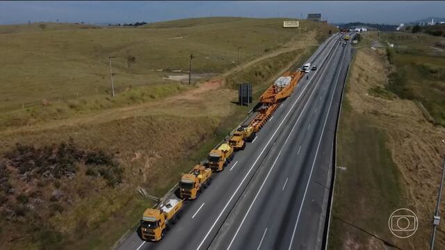 Carreta levando material pesado em rodovia
