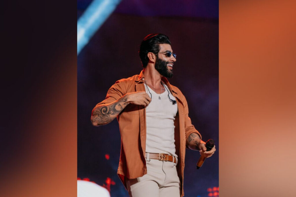 cantor Gustavo Lima em show no palco