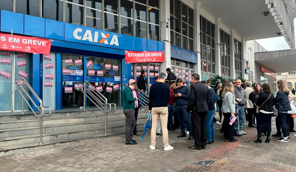 funcionários da CEF em greve na frete de uma agência do banco