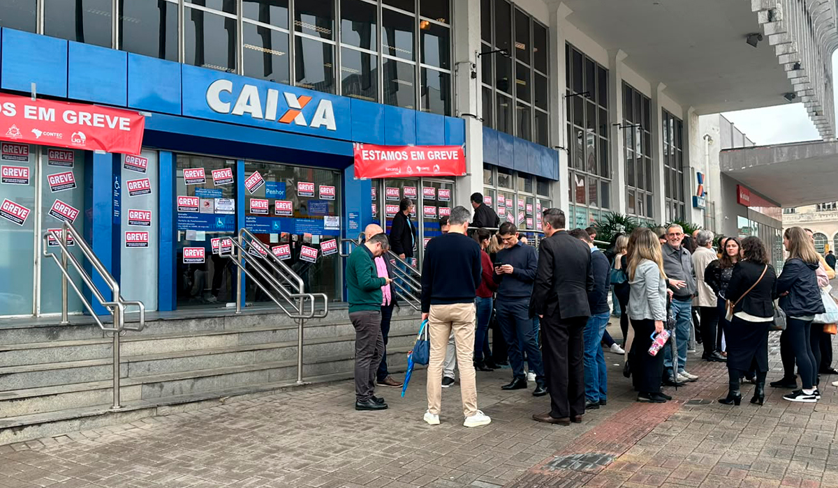 funcionários da CEF em greve na frete de uma agência do banco
