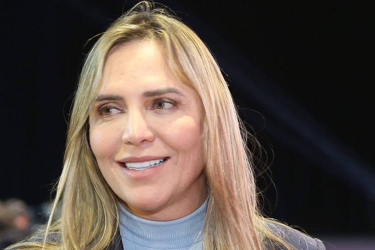 Celina Leão sorrindo