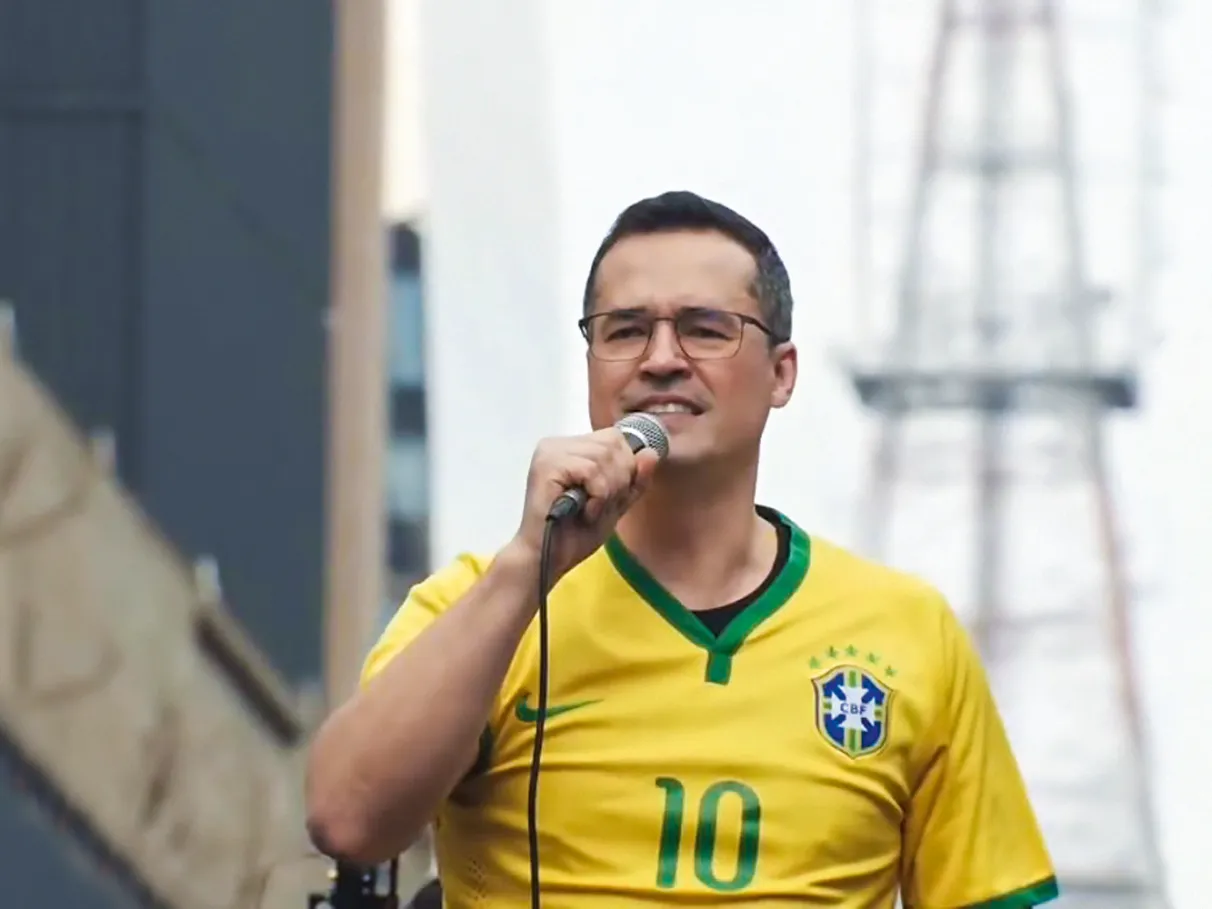 Deltan Dallagnol como candidato com camiseta do Brasil fazendo campanha eleitoral