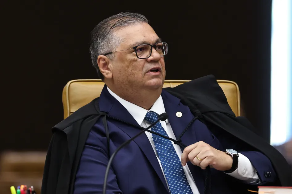 Ministro Flávio ino no plenário do STF