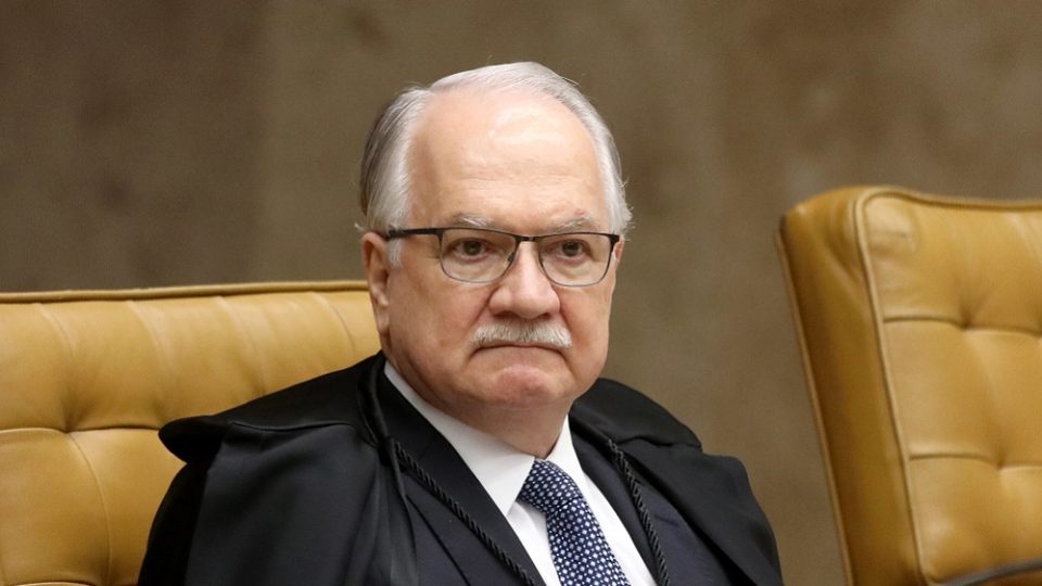 Ministro Edson Fachin presidente do STF sentado em sua cadeira de Juiz