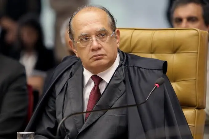 Ministro Gilmar Mendes do STF no plenário da corte com semblante sério