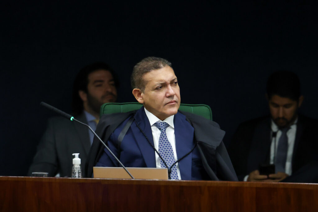 Nunes Marques na plenária de um tribunal