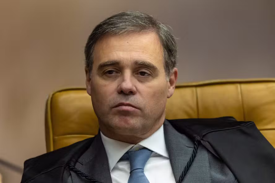 Mendonça no plenário do STF com cara de mau
