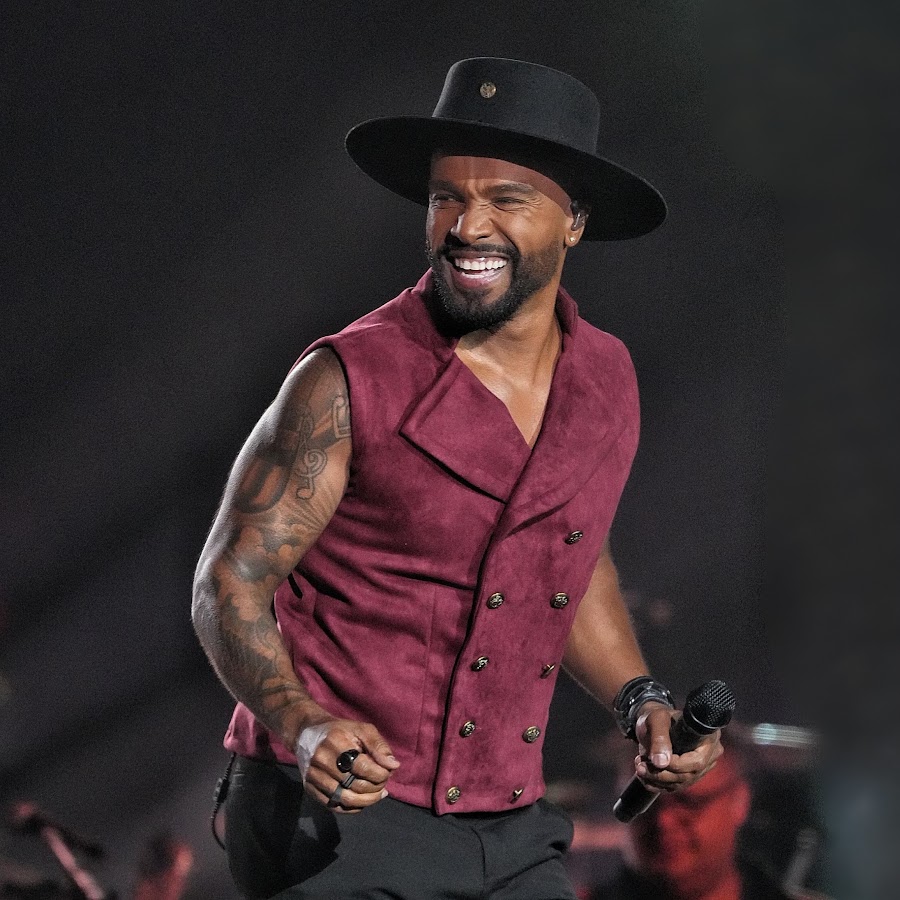Alexandre Pires no palco em show
