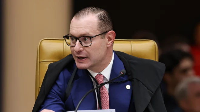 Zanin com capa de juiz no plenário do STF