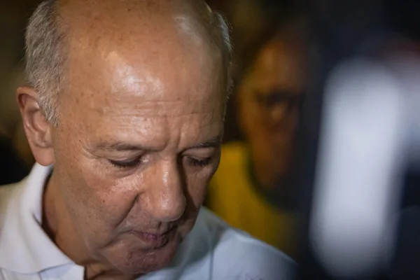 Candidato ao GDF Arruda cabisbaixo