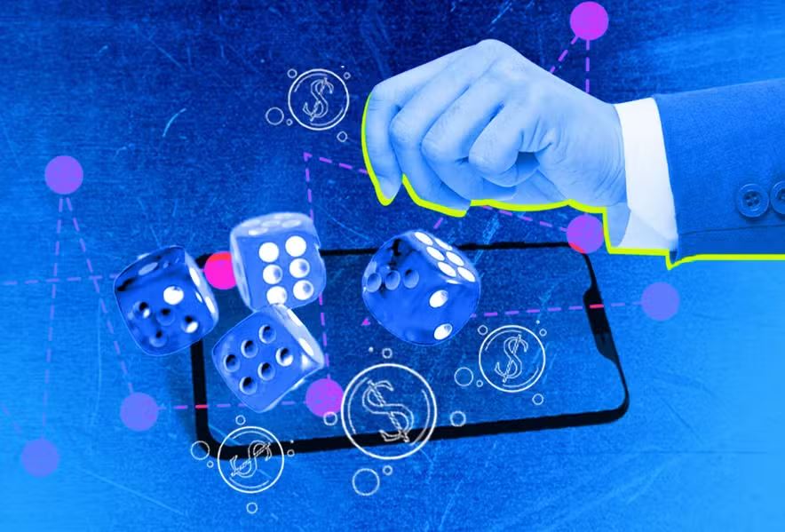 montagem de mãos sobre dados e celular representando apostas