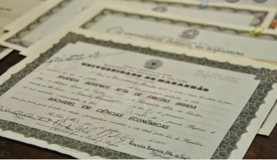 Diplomas falsos