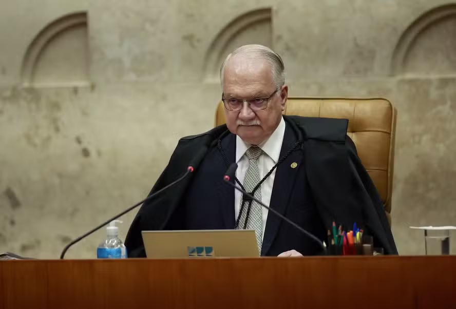 Fachin na cadeira de presidente do STF no plenário da corte