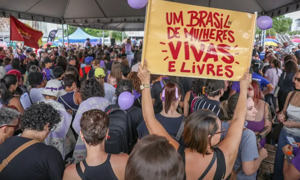 mulheres reunidas em assembléia contra violência política de gênero