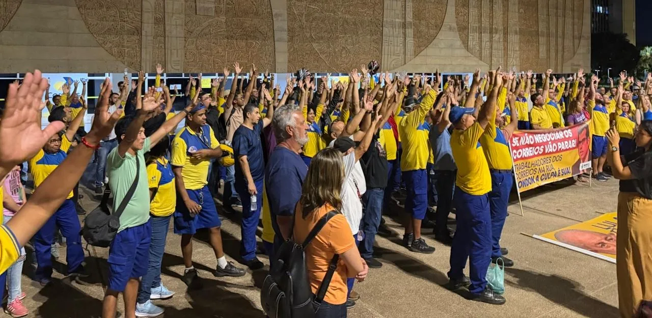 Trabalhadores dos Correios durante assembleia que decidiu pela greve
