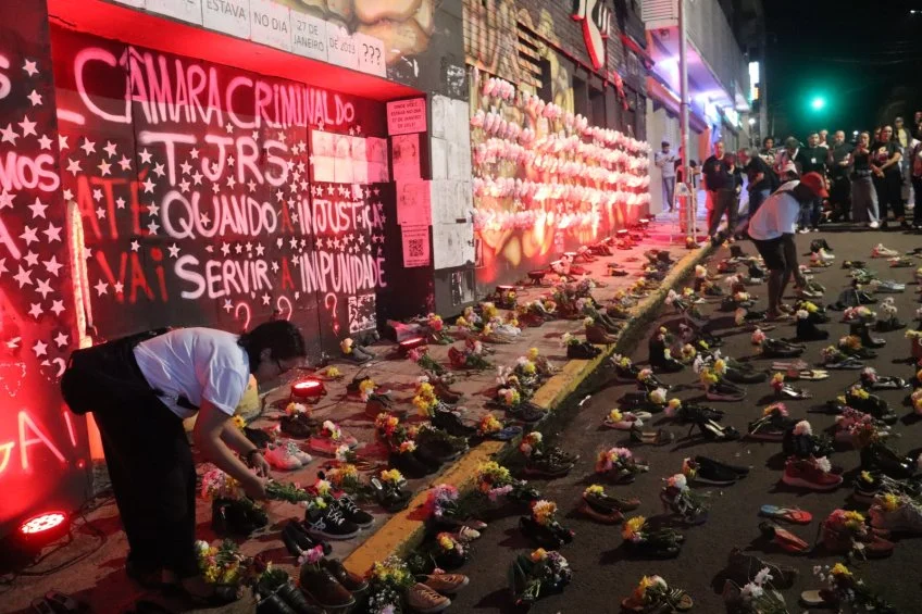 Flores depositadas para mortos, vítimas de incêndio na Boate Kiss em 2013