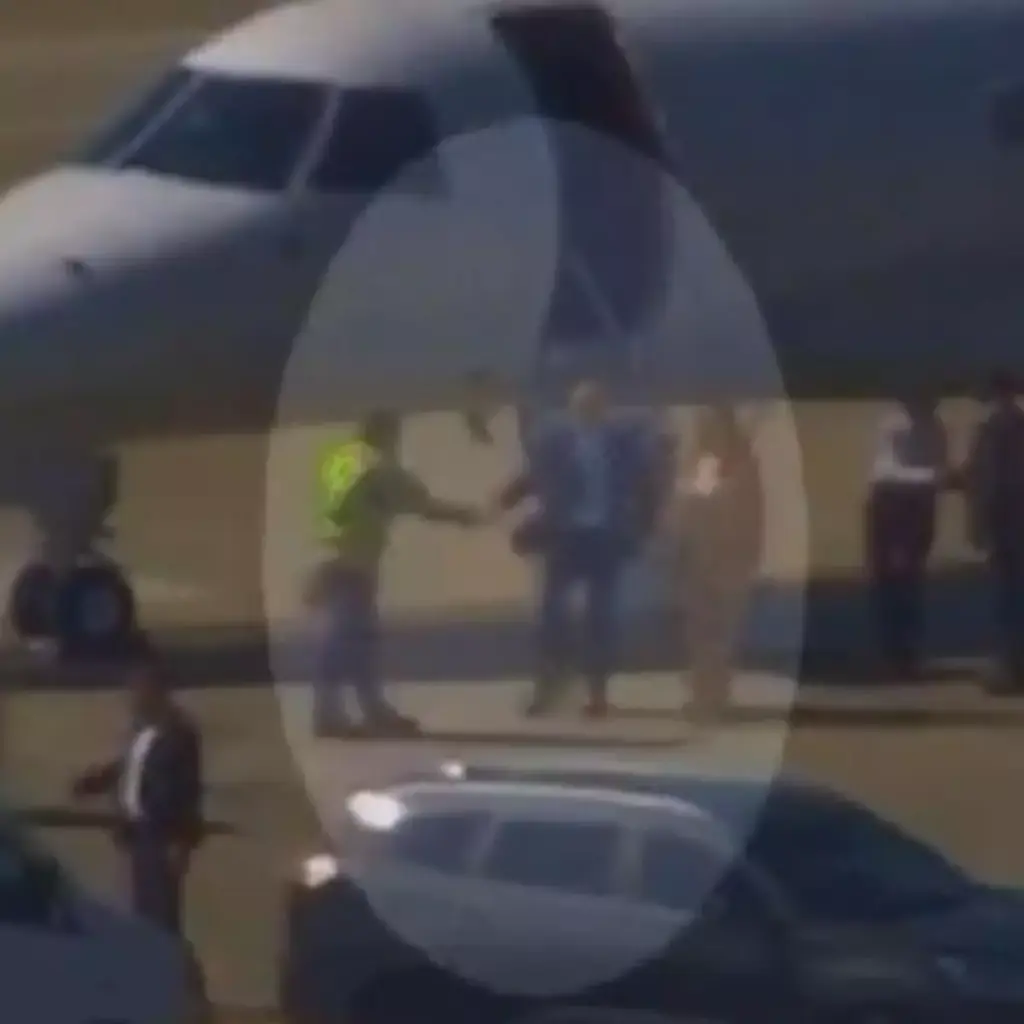 imagem mostrando Alexandre de Moraes e esposa desembarcando de jatinho