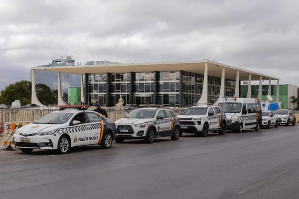 Viaturas e policiais da PMDF na segurança da Praça dos Três Poderes