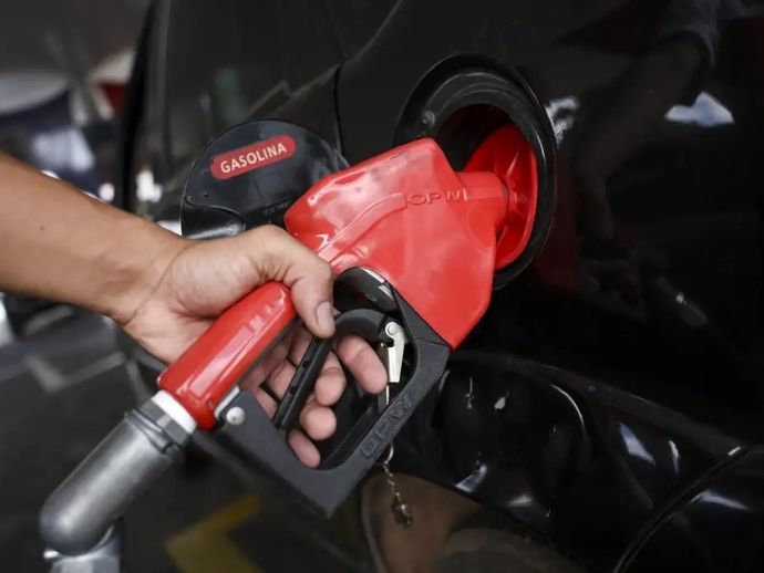 Bomba de combustível retirando gasolina de veículo