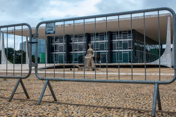 Segurança reforçada em frente ao prédio do STF