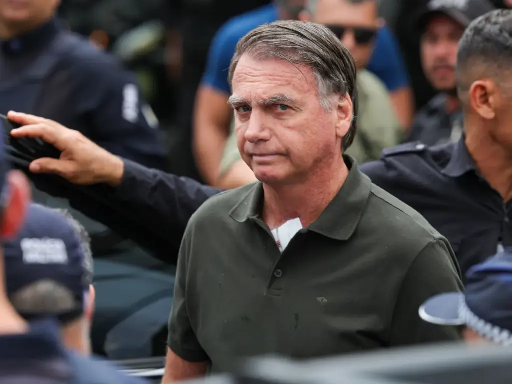 Jair Bolsonaro cercado por seguranças