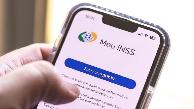 mãos simulam entrar no aplicativo gov.br pelo celular