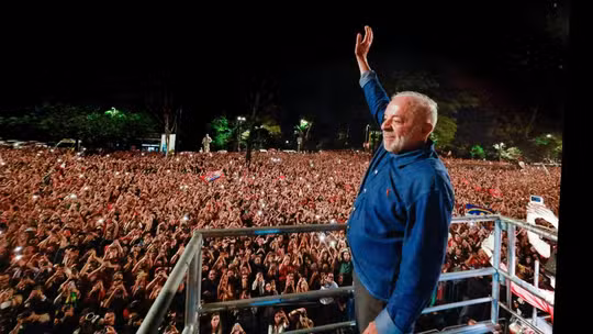 Lula comemorando a vitória na Avenida Paulista