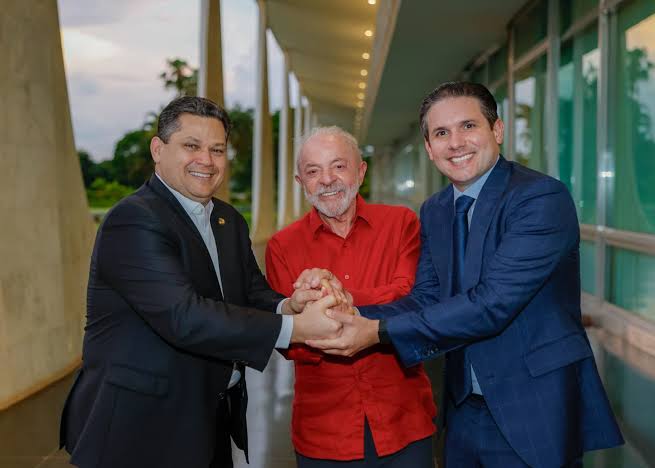 Lula, Motta e Alcolumbre de mãos dadas na frente do Palácio do Planalto