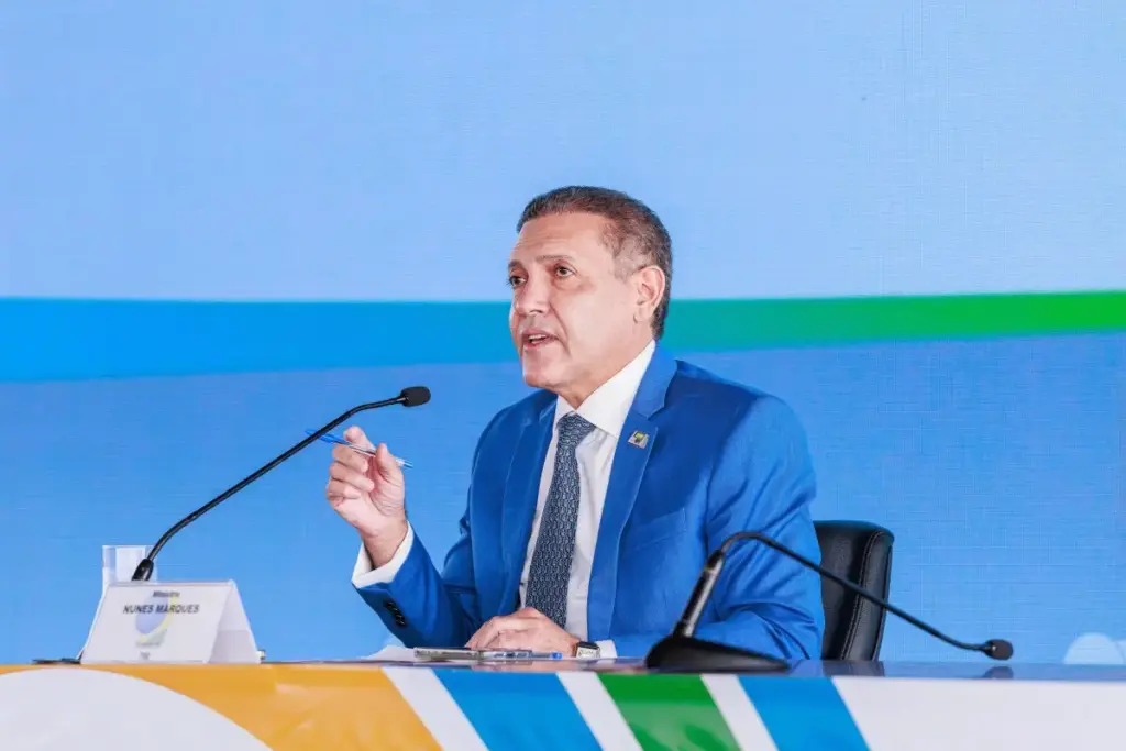 Nunes Marques anuncia em sala ampla as mudanças nas regras de pesquisas eleitorais