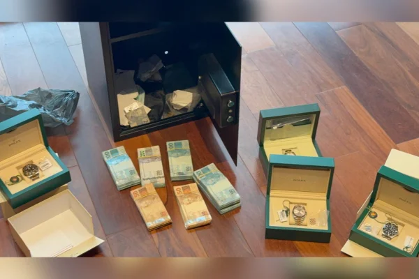 Dinheiro e bens apreendidos durante operação da PF