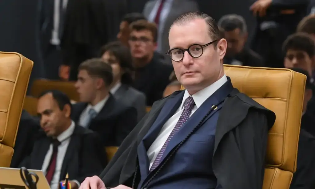 Ministro Cristiano Zanin no plenário do STF em dia de sessão