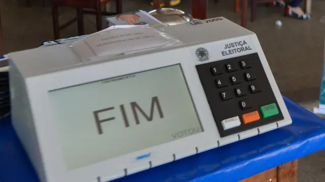 urna eleitoral sem eleitores votando