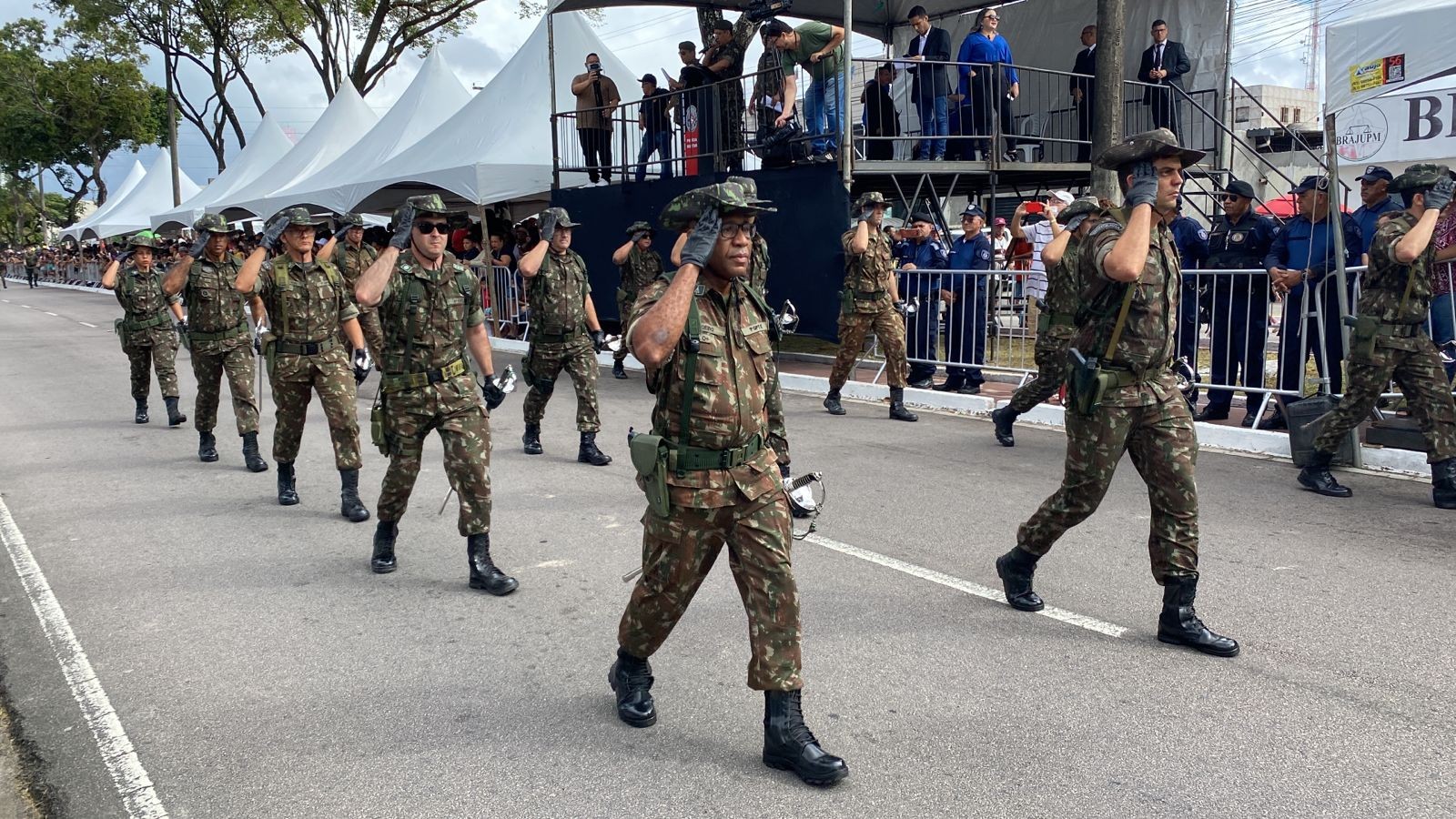 Cabos do Exército durante desfile