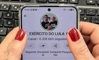 Frente de uma tela de celular mostrando o canal 'Exército de Lula'