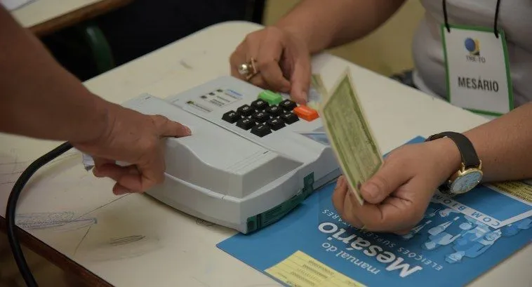 Pessoa votando numa seção eleitoral