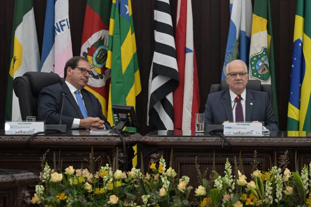 Ministro Edson Fachin, à direita, ao lado do ministro Luis Felipe Salomão, em Curitiba