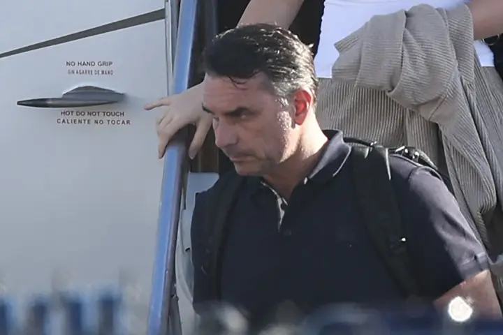 Senador Flávio Bolsonaro descendo de avião