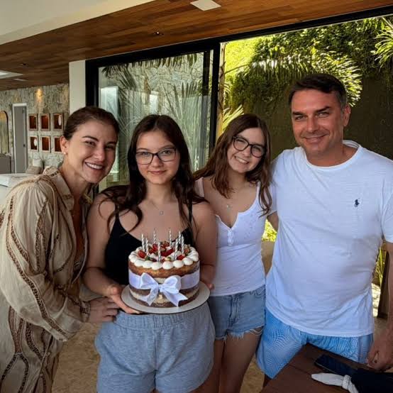 Flávio Bolsonaro, esposa e filhas