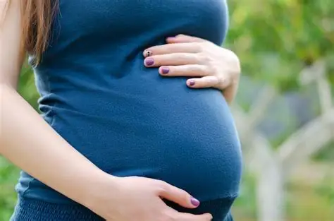 Foto pegando parte do corpo de uma mulher grávida