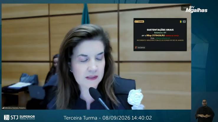 Ministra no plenário do STJ