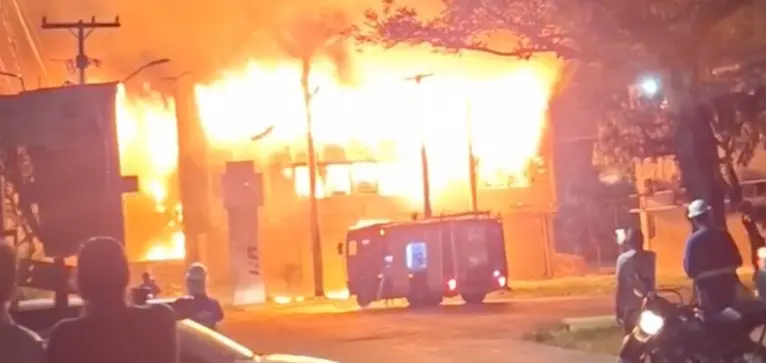Prédio que abriga vários laboratórios da UFPE alvo de incêndio de grandes proporções