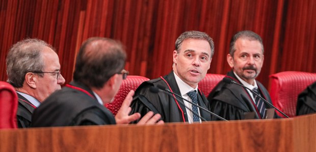 Ministros durante sessão plenária do TSE