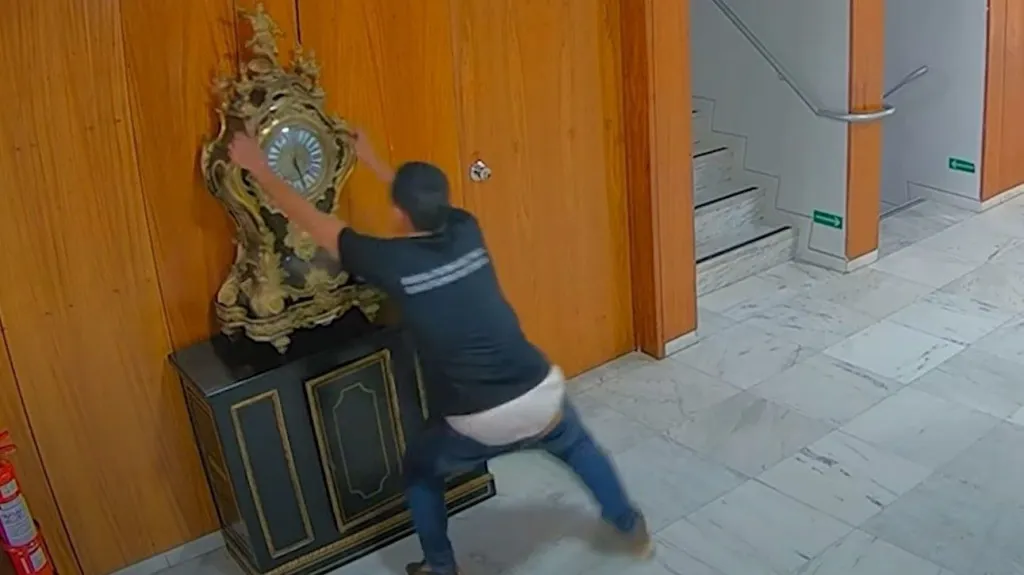 Homem depredando relógio histórico no Palácio do Planalto em 8/1/23