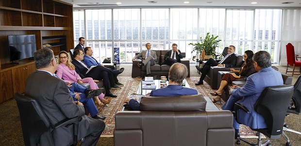 Reunião no TSE entre ministros da Corte e advogados dos presidenciáveis