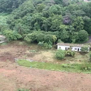 Condomínio localizado próximo de área ambiental, com restrições de construção